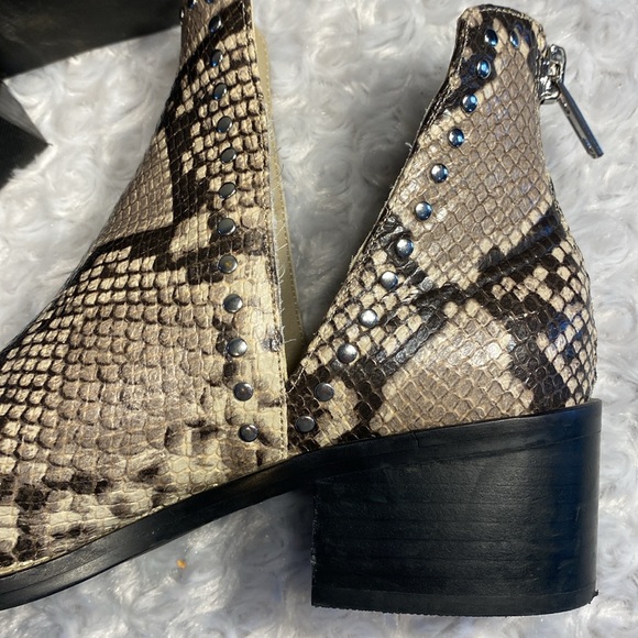 Steve Madden booties size 7.5 leather snakeskin pointed toes - Picture 2 of 11